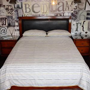 Zimmer mit Kingsize-Bett